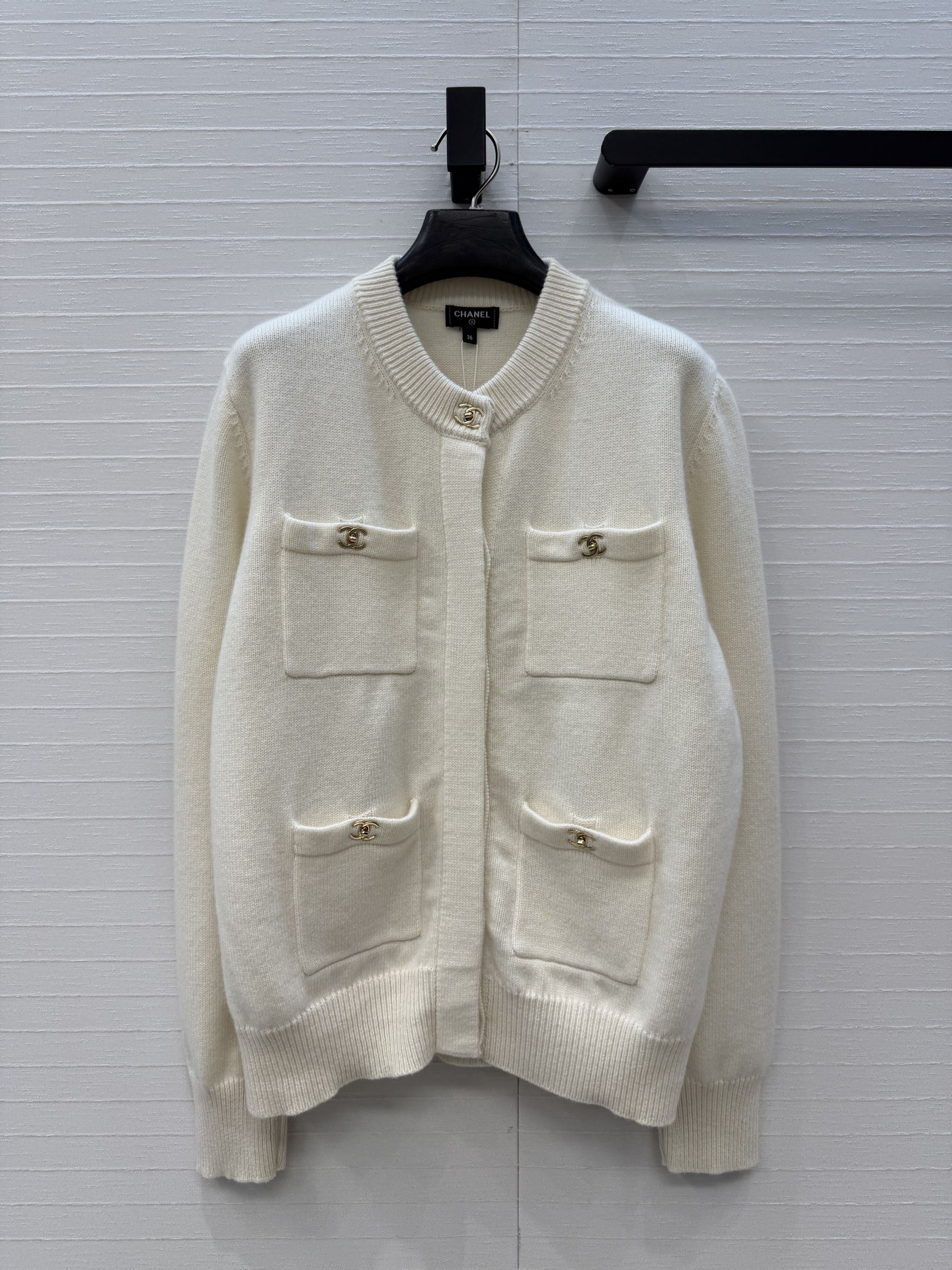 NO:944211,High-end original quality, Coco Girl 26B new product!  Cashmere cardigan jacket with metal buttons!  Classic four-pocket buttons and double-C accessories are designed to be versatile, age-reducing and fashionable!  Imported yarn has a delicate texture and is comfortable!  Bai Fumei’s must-have style makes your upper body look slimmer without being picky!  Delivered in dust-proof bag packaging. Two colors, sizes 36-40. Size 36, shoulder width 39, bust 108, length 60, Chanel-clothing, chanel, jackets & coats,19860909高端原单品质,Coco女孩26B新品！金属扣羊绒开衫外套！经典四口袋扣钮双c配件设计百搭减龄又时髦！进口纱线质感细腻舒适！白富美必备穿搭版型不挑人上身巨显瘦！配送防尘布袋包装. 两色36-40码.36码,肩宽39,胸围108,衣长60,,香奈儿-服装,chanel,jackets & coats,,Women's clothing