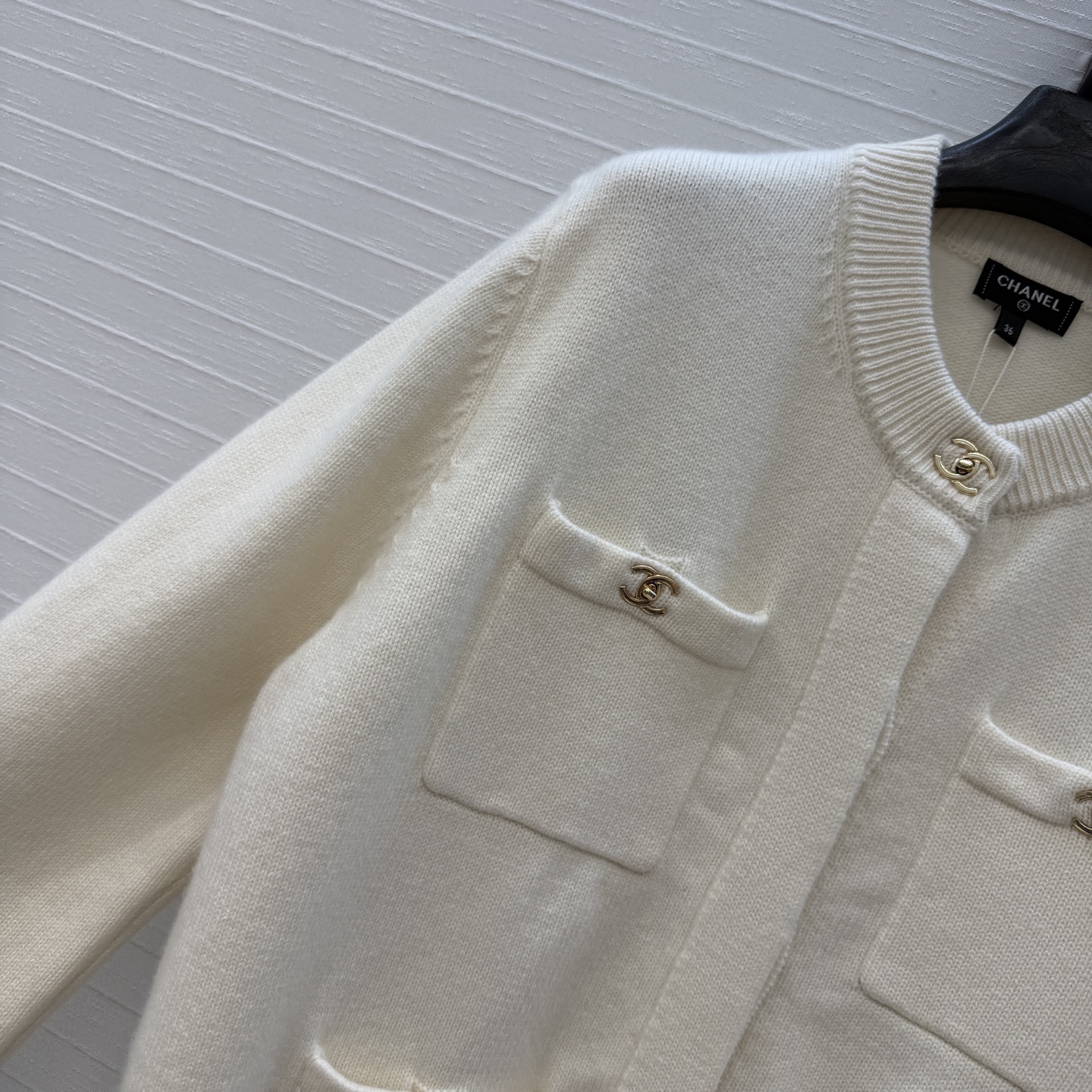高端原单品质，Coco女孩26B新品！金属扣羊绒开衫外套！经典四口袋💗扣钮双c配件设计百搭减龄又时髦！进口纱线质感细腻舒