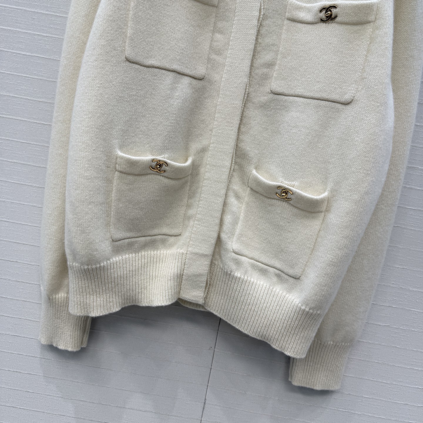 高端原单品质，Coco女孩26B新品！金属扣羊绒开衫外套！经典四口袋💗扣钮双c配件设计百搭减龄又时髦！进口纱线质感细腻舒
