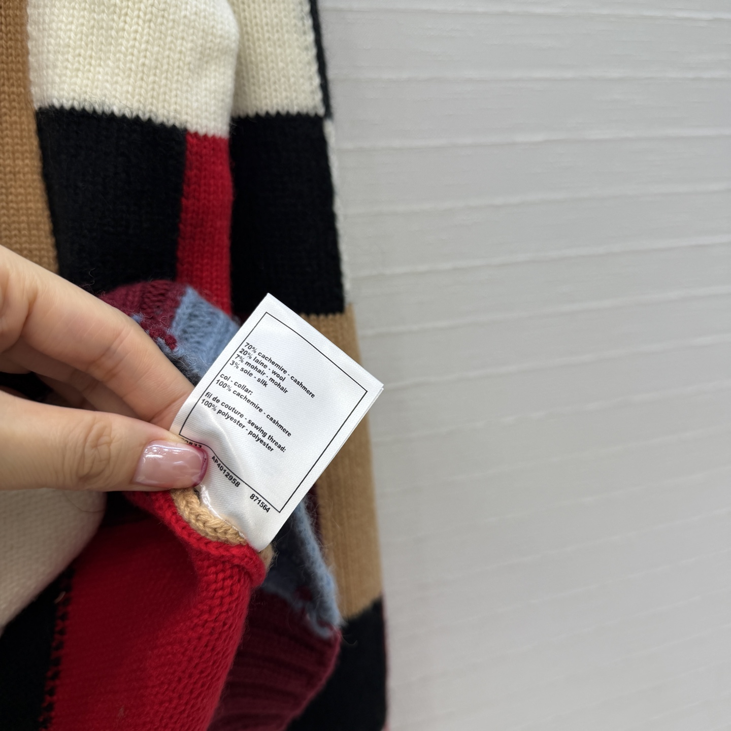 高端原单品质，Coco女孩26B新品！金属扣拼色羊绒开衫外套！色彩灿烂百搭减龄又时髦！进口纱线质感细腻舒适！白富美必备穿