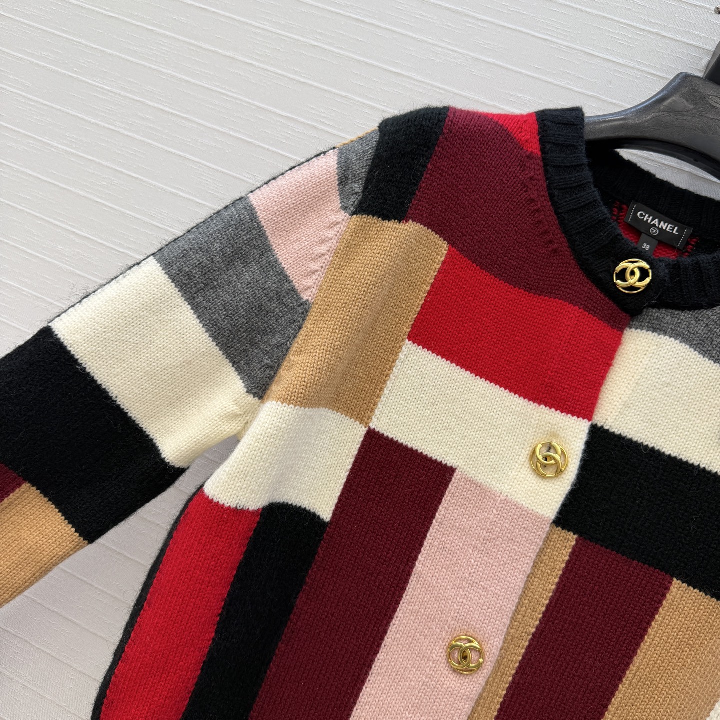 高端原单品质，Coco女孩26B新品！金属扣拼色羊绒开衫外套！色彩灿烂百搭减龄又时髦！进口纱线质感细腻舒适！白富美必备穿