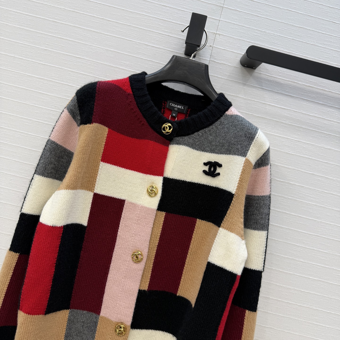 高端原单品质，Coco女孩26B新品！金属扣拼色羊绒开衫外套！色彩灿烂百搭减龄又时髦！进口纱线质感细腻舒适！白富美必备穿