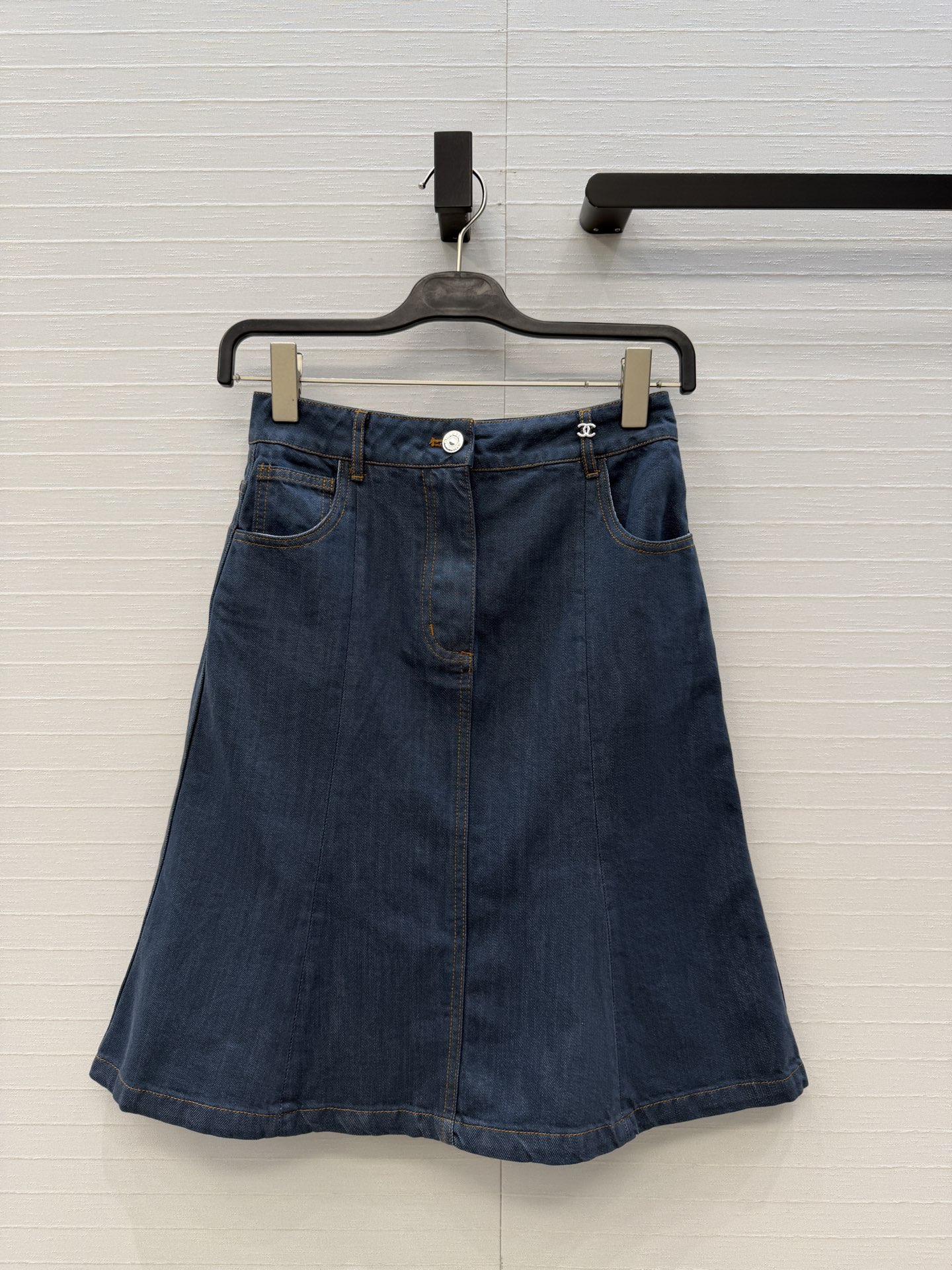 NO:944209,Highly recommend coco girl's outfit, 26B denim skirt!  Double C embroidered pockets, fishtail skirt, classic fit, slimming upper body, organic cotton denim, soft and delicate texture!  The nostalgic retro wash has a fashionable and high-end tone!  The quality of workmanship depends on the details. One color comes in 3 sizes. Size S. Waist 68, hip 90, skirt length 58, Chanel-clothing, chanel, skirts,19860909强烈推荐coco女孩穿搭,26B牛仔半裙！双c绣线口袋鱼尾裙摆经典版型上身巨显瘦,有机纯棉牛仔质感柔软细腻！怀旧复古洗水时髦又高级的调调！做工品质看细节.一色3码.S码.腰围68,臀围90,裙长58,,香奈儿-服装,chanel,skirts,,Women's clothing