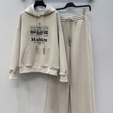 爆单推荐❤️max*新品系列休闲运动套装,定位建筑刺绣图案,连帽卫衣搭配直筒休闲裤,定制太空棉卫衣面料软糯细腻质感超赞! 爆单推荐❤️max*新品系列休闲运动套装,定位建筑刺绣图案,连帽卫衣搭配直筒休闲裤,定制太空棉卫衣面料软糯细腻质感超赞!