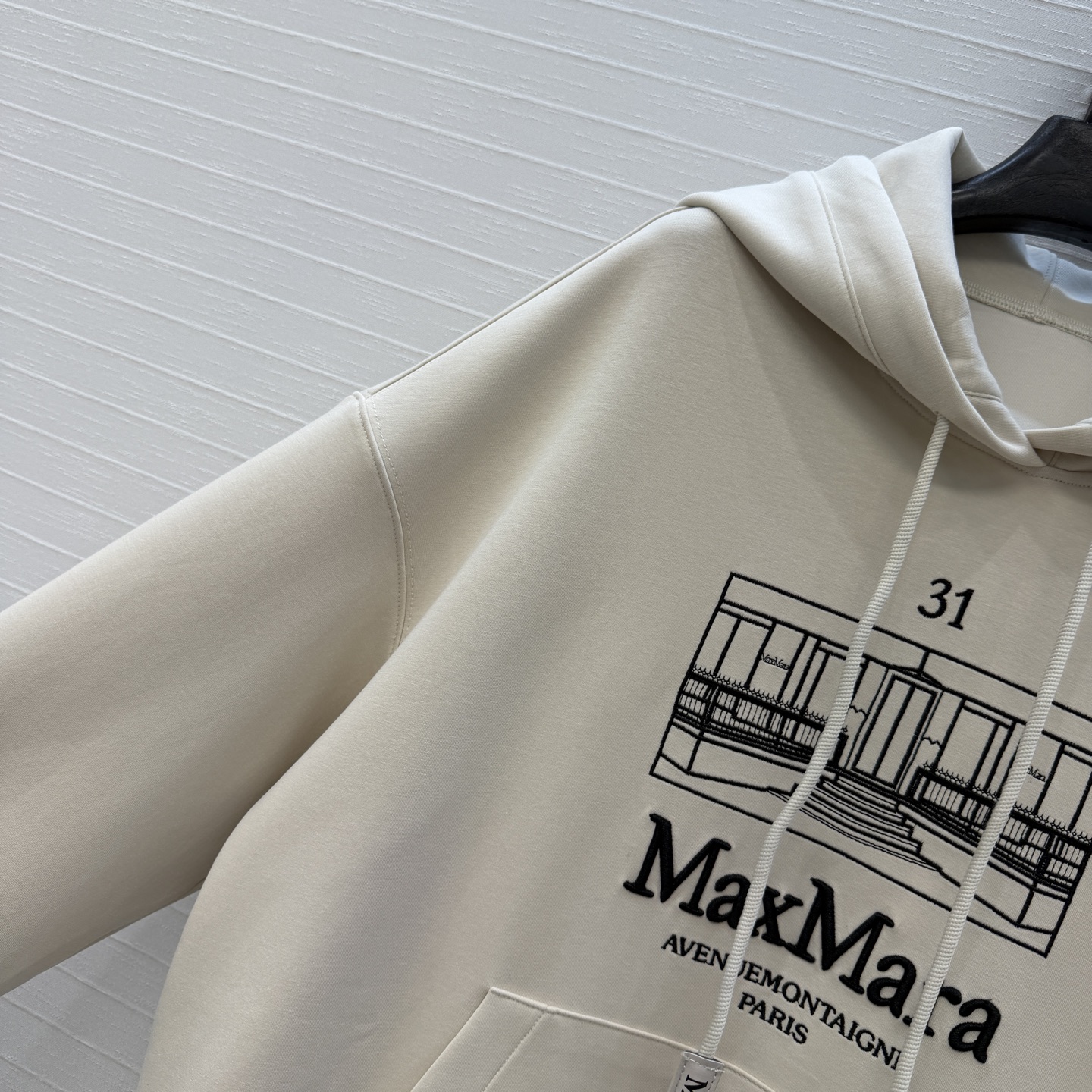 爆单推荐❤️max*新品系列休闲运动套装，定位建筑刺绣图案，连帽卫衣搭配直筒休闲裤，定制太空棉卫衣面料软糯细腻质感超赞！