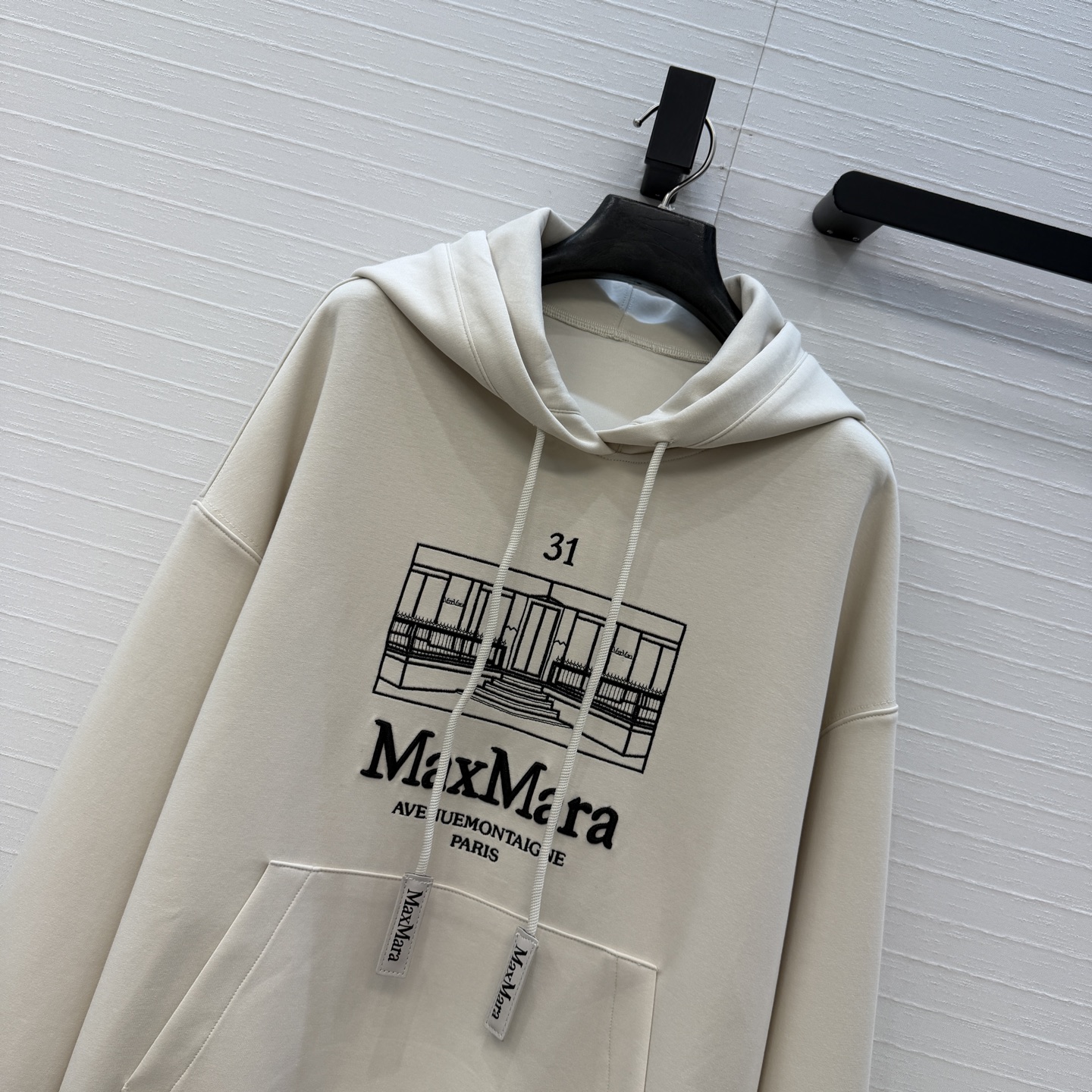 爆单推荐❤️max*新品系列休闲运动套装，定位建筑刺绣图案，连帽卫衣搭配直筒休闲裤，定制太空棉卫衣面料软糯细腻质感超赞！