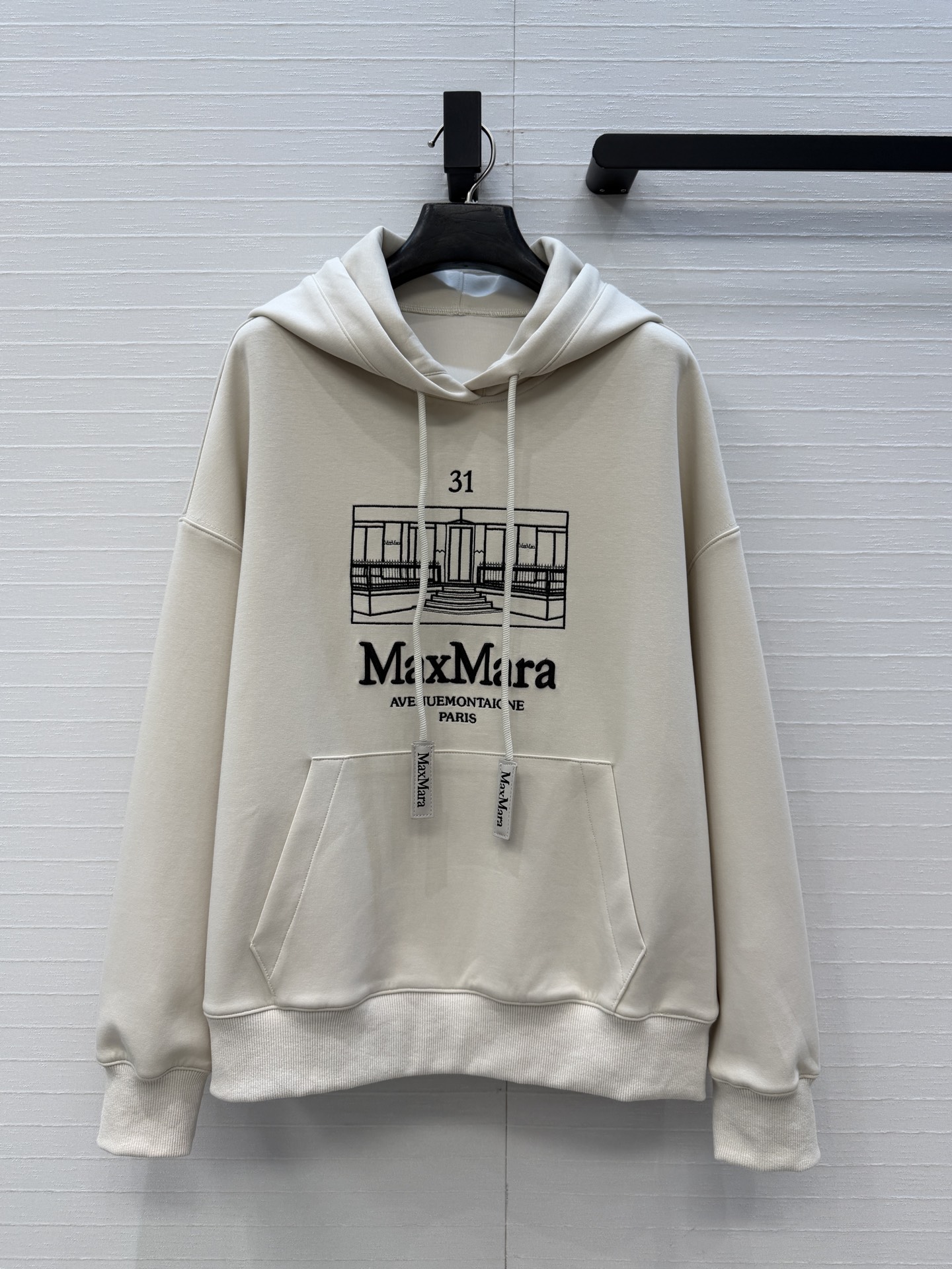 爆单推荐❤️max*新品系列休闲运动套装，定位建筑刺绣图案，连帽卫衣搭配直筒休闲裤，定制太空棉卫衣面料软糯细腻质感超赞！