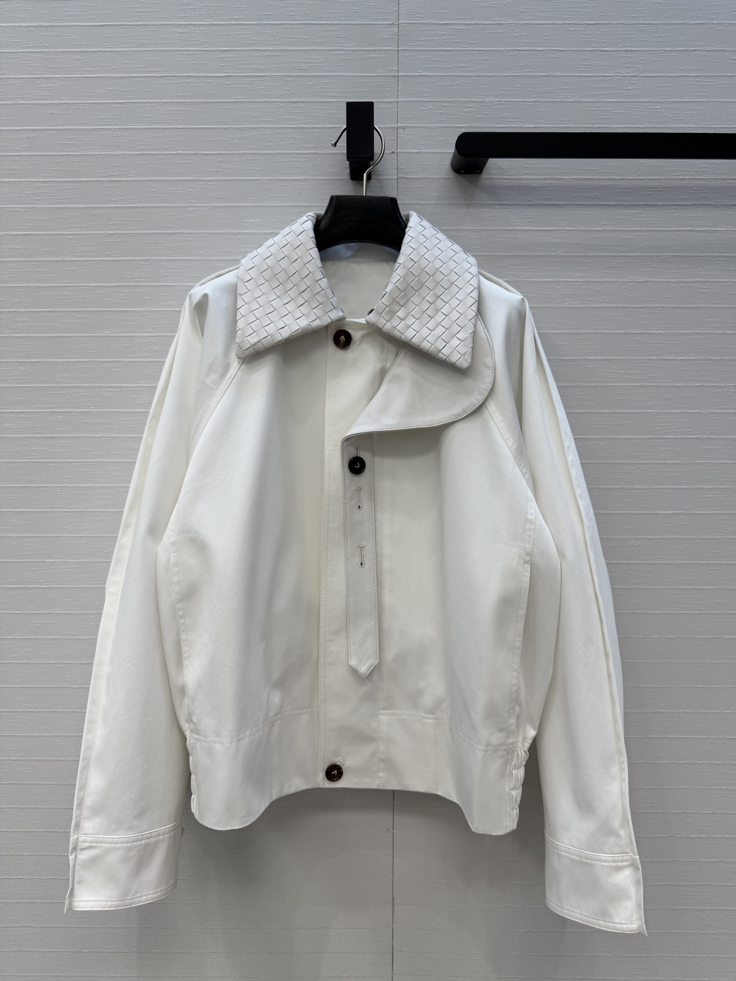 NO:950985,Exclusive first release of high-end original single quality, BV long-termism. Apuri-style fashionable outfits!  New silhouette jacket!  Customized imported small wool braided leather collar, detachable leather side collar design soul logo, unlimited creativity!  The high-count cotton fabric is quite wide and stylish, and the retro-modern three-dimensional tailoring is high-end and fashionable!  , short silhouette + dolman sleeve tailoring, it can quietly optimize the head-to-shoulder ratio without being picky about the body shape, and the slip-on shoulders can also be worn to create a right-angle shoulder look. Customized lining, perfect workmanship quality depends on the details. Two-color 3 sizes. 36 yards. Dropped shoulders, bust 118, length 57., Bottega Veneta - Clothing, bottega veneta, bottega veneta, jackets & coats, jackets & coats,19860909独家首发高端原单品质,BV长期主义.阿普瑞风时髦穿搭！新品廓形夹克外套！定制进口小羊毛编织皮领,可拆卸的皮畔领设计灵魂标志创意无限！高支棉面料挺阔有型复古摩登立体剪裁版型高级又时髦！,短款廓形+蝙蝠袖剪裁,不挑身材还能悄悄优化头肩比,溜肩也能穿出直角肩既视感.定制内衬,完美做工品质看细节.两色3码.36码.落肩,胸围118,衣长57.,葆蝶家-服装,bottega veneta,bottega veneta,jackets & coats,jackets & coats,,Women's clothing