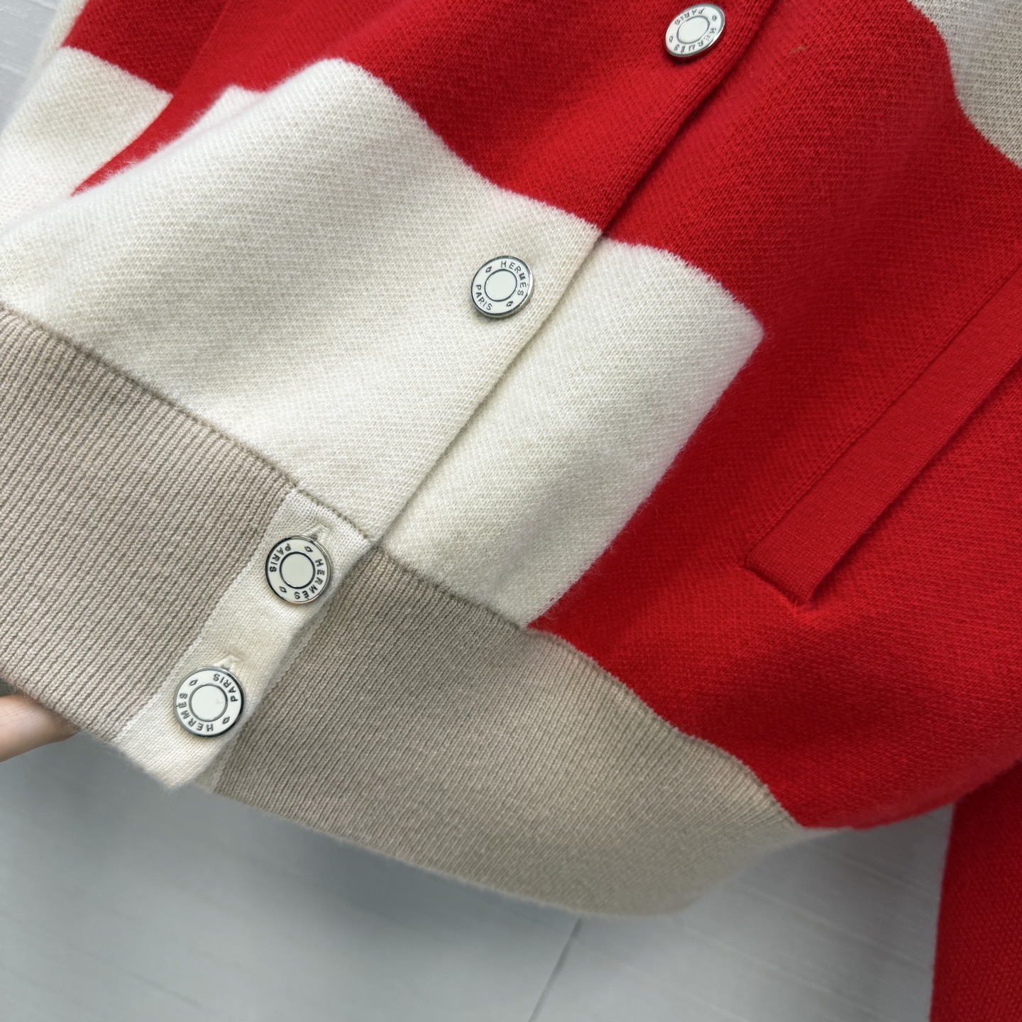 原单品质❤️H*新品拼色棒球服羊绒针织外套！胸前有刺绣"Grand Manège"圆形徽章和立体花朵装饰，经典版型不挑人