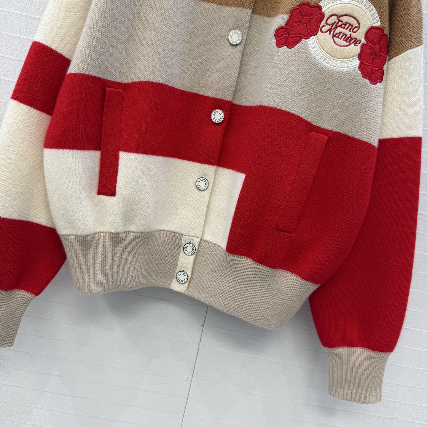 原单品质❤️H*新品拼色棒球服羊绒针织外套！胸前有刺绣"Grand Manège"圆形徽章和立体花朵装饰，经典版型不挑人