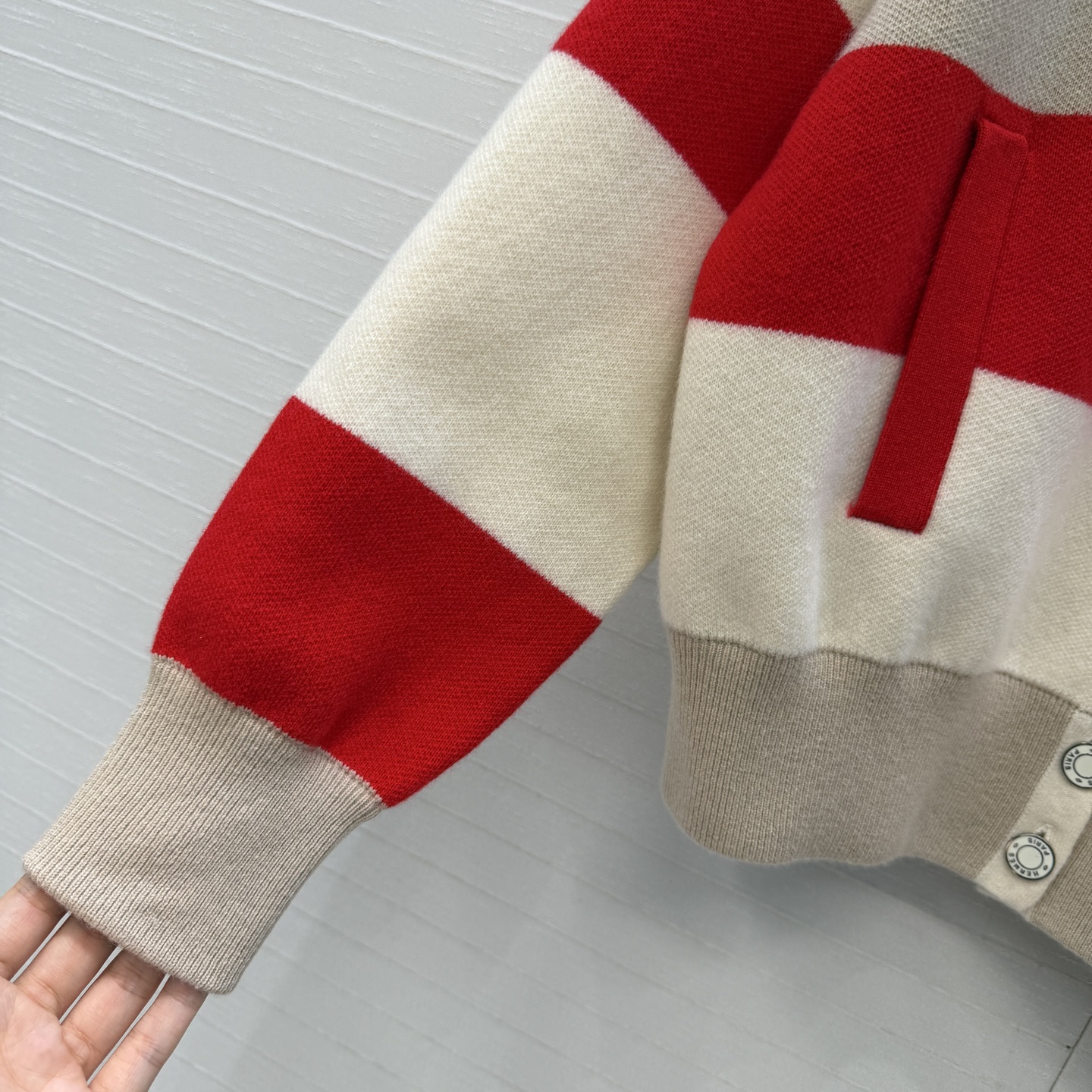 原单品质❤️H*新品拼色棒球服羊绒针织外套！胸前有刺绣"Grand Manège"圆形徽章和立体花朵装饰，经典版型不挑人