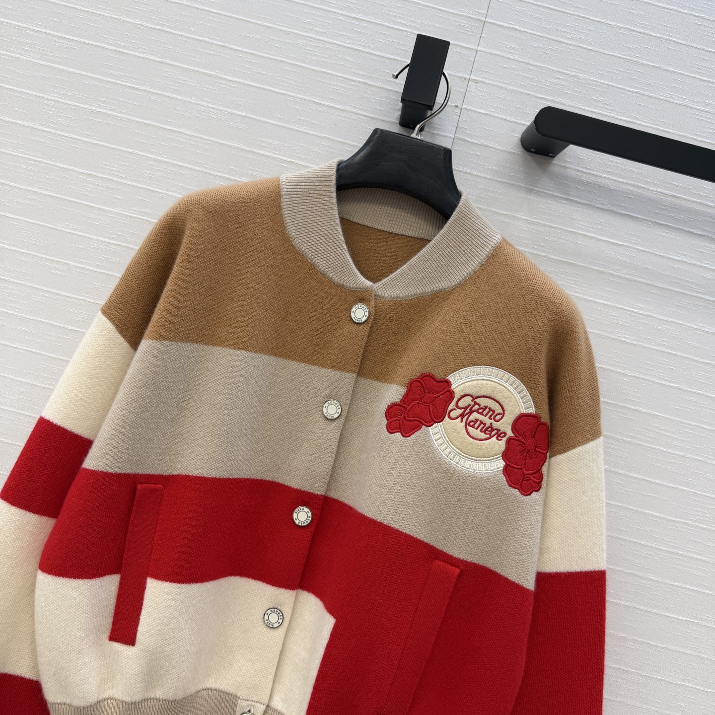 原单品质❤️H*新品拼色棒球服羊绒针织外套！胸前有刺绣"Grand Manège"圆形徽章和立体花朵装饰，经典版型不挑人