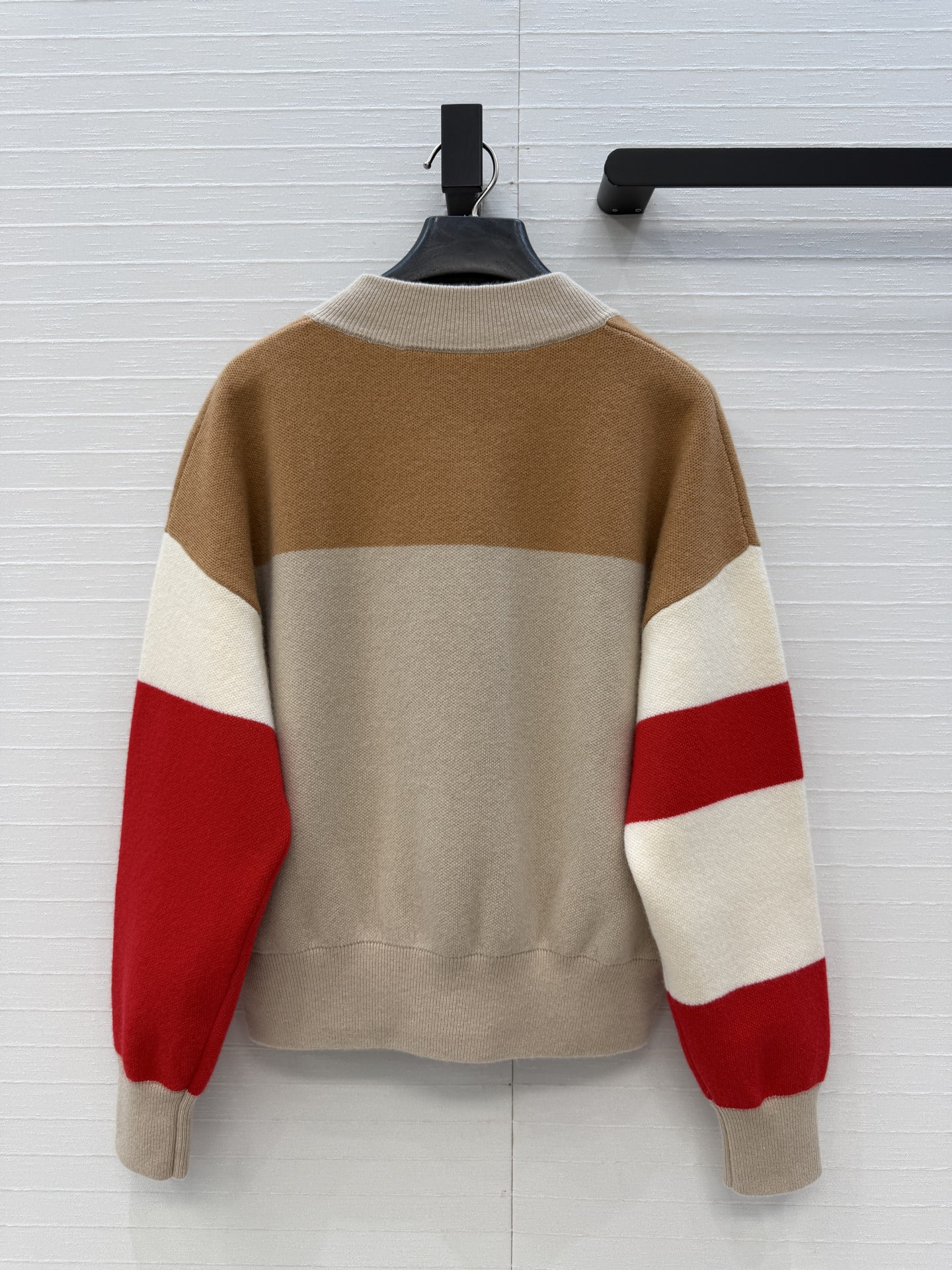 原单品质❤️H*新品拼色棒球服羊绒针织外套！胸前有刺绣"Grand Manège"圆形徽章和立体花朵装饰，经典版型不挑人