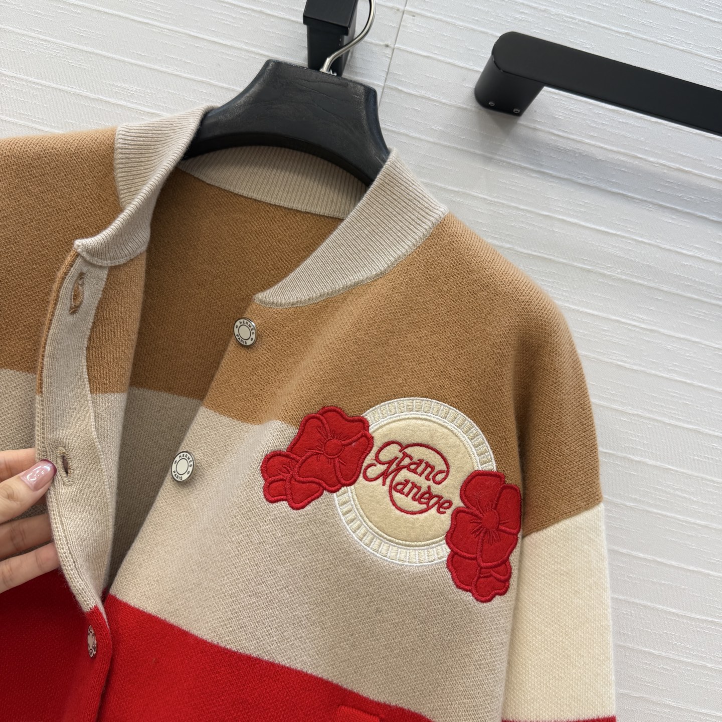 原单品质❤️H*新品拼色棒球服羊绒针织外套！胸前有刺绣"Grand Manège"圆形徽章和立体花朵装饰，经典版型不挑人