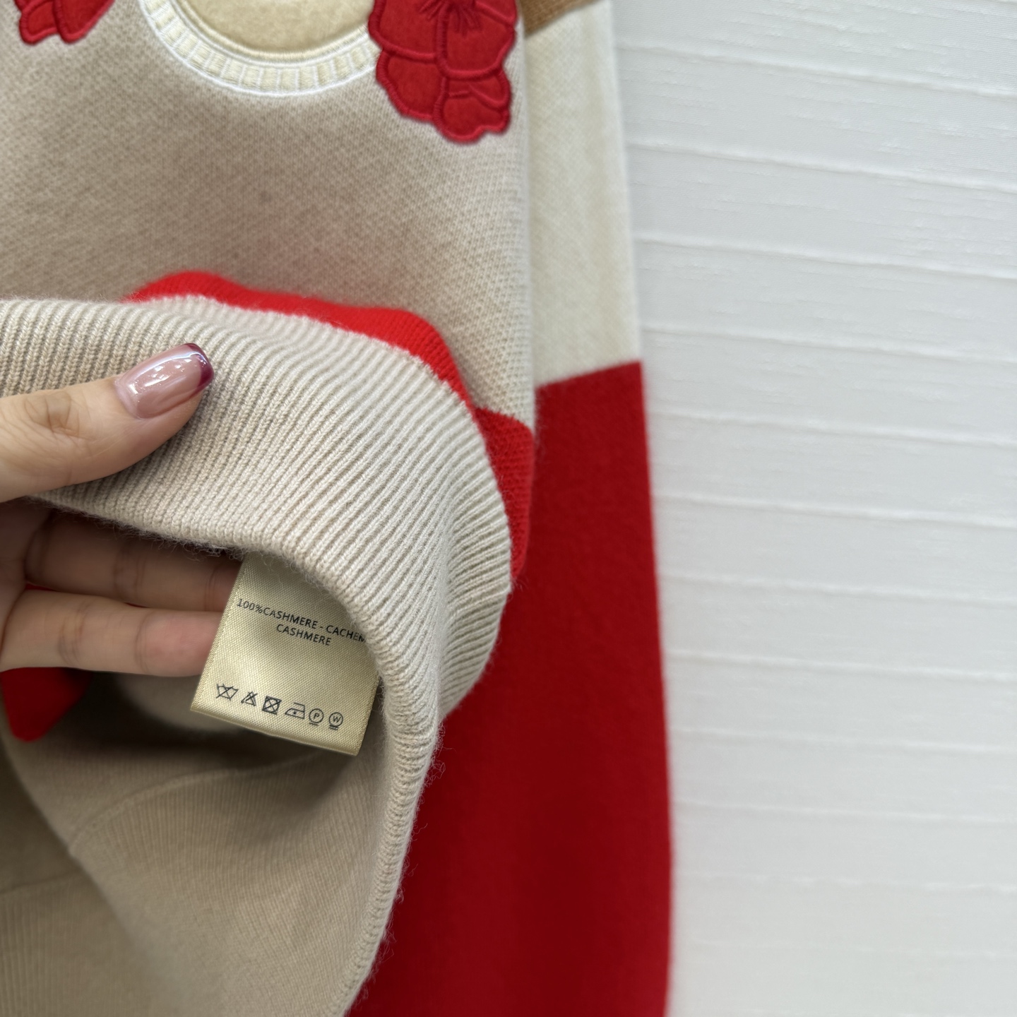 原单品质❤️H*新品拼色棒球服羊绒针织外套！胸前有刺绣"Grand Manège"圆形徽章和立体花朵装饰，经典版型不挑人