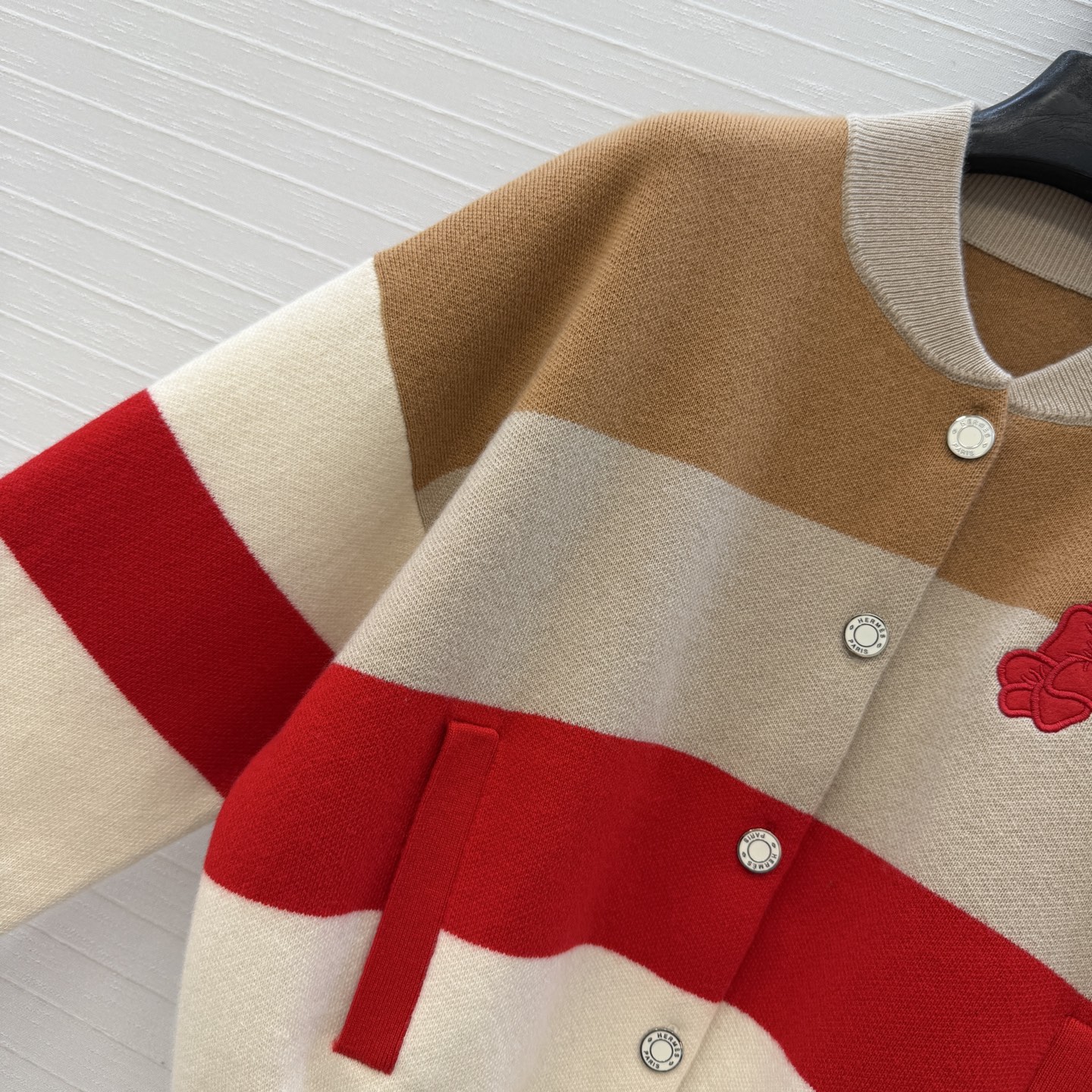 原单品质❤️H*新品拼色棒球服羊绒针织外套！胸前有刺绣"Grand Manège"圆形徽章和立体花朵装饰，经典版型不挑人