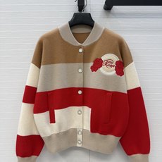 原单品质❤️H*新品拼色棒球服羊绒针织外套!胸前有刺绣"Grand Manège"圆形徽章和立体花朵装饰,经典版型不挑人 原单品质❤️H*新品拼色棒球服羊绒针织外套!胸前有刺绣"Grand Manège"圆形徽章和立体花朵装饰,经典版型不挑人