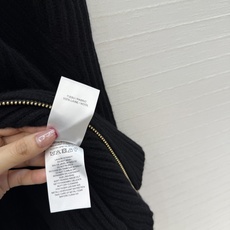 独家首发❤️高端品质❤️ Alai*新品高智感穿搭,英式粗针羊毛收腰外套,双头拉链式设计修身腰部曲线形成喇叭下摆,打造沙 独家首发❤️高端品质❤️ Alai*新品高智感穿搭,英式粗针羊毛收腰外套,双头拉链式设计修身腰部曲线形成喇叭下摆,打造沙