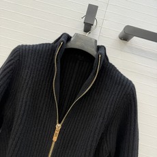 独家首发❤️高端品质❤️ Alai*新品高智感穿搭,英式粗针羊毛收腰外套,双头拉链式设计修身腰部曲线形成喇叭下摆,打造沙 独家首发❤️高端品质❤️ Alai*新品高智感穿搭,英式粗针羊毛收腰外套,双头拉链式设计修身腰部曲线形成喇叭下摆,打造沙