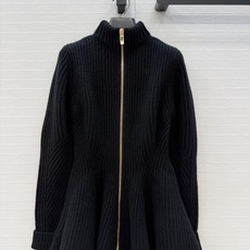 独家首发❤️高端品质❤️ Alai*新品高智感穿搭,英式粗针羊毛收腰外套,双头拉链式设计修身腰部曲线形成喇叭下摆,打造沙 独家首发❤️高端品质❤️ Alai*新品高智感穿搭,英式粗针羊毛收腰外套,双头拉链式设计修身腰部曲线形成喇叭下摆,打造沙