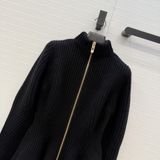 独家首发❤️高端品质❤️ Alai*新品高智感穿搭,英式粗针羊毛收腰外套,双头拉链式设计修身腰部曲线形成喇叭下摆,打造沙 独家首发❤️高端品质❤️ Alai*新品高智感穿搭,英式粗针羊毛收腰外套,双头拉链式设计修身腰部曲线形成喇叭下摆,打造沙