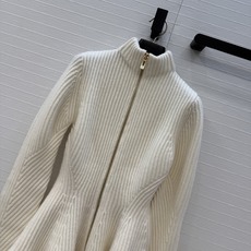 独家首发❤️高端品质❤️ Alai*新品高智感穿搭,英式粗针羊毛收腰外套,双头拉链式设计修身腰部曲线形成喇叭下摆,打造沙 独家首发❤️高端品质❤️ Alai*新品高智感穿搭,英式粗针羊毛收腰外套,双头拉链式设计修身腰部曲线形成喇叭下摆,打造沙