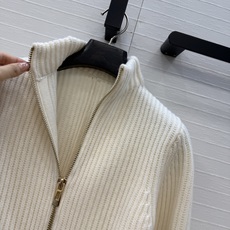 独家首发❤️高端品质❤️ Alai*新品高智感穿搭,英式粗针羊毛收腰外套,双头拉链式设计修身腰部曲线形成喇叭下摆,打造沙 独家首发❤️高端品质❤️ Alai*新品高智感穿搭,英式粗针羊毛收腰外套,双头拉链式设计修身腰部曲线形成喇叭下摆,打造沙