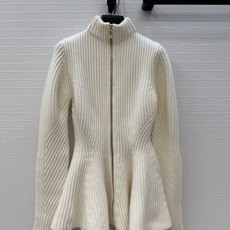 独家首发❤️高端品质❤️ Alai*新品高智感穿搭,英式粗针羊毛收腰外套,双头拉链式设计修身腰部曲线形成喇叭下摆,打造沙 独家首发❤️高端品质❤️ Alai*新品高智感穿搭,英式粗针羊毛收腰外套,双头拉链式设计修身腰部曲线形成喇叭下摆,打造沙