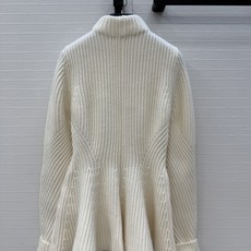 独家首发❤️高端品质❤️ Alai*新品高智感穿搭,英式粗针羊毛收腰外套,双头拉链式设计修身腰部曲线形成喇叭下摆,打造沙 独家首发❤️高端品质❤️ Alai*新品高智感穿搭,英式粗针羊毛收腰外套,双头拉链式设计修身腰部曲线形成喇叭下摆,打造沙