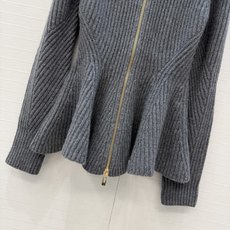 独家首发❤️高端品质❤️ Alai*新品高智感穿搭,英式粗针羊毛收腰外套,双头拉链式设计修身腰部曲线形成喇叭下摆,打造沙 独家首发❤️高端品质❤️ Alai*新品高智感穿搭,英式粗针羊毛收腰外套,双头拉链式设计修身腰部曲线形成喇叭下摆,打造沙