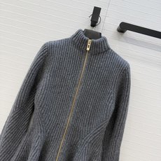 独家首发❤️高端品质❤️ Alai*新品高智感穿搭,英式粗针羊毛收腰外套,双头拉链式设计修身腰部曲线形成喇叭下摆,打造沙 独家首发❤️高端品质❤️ Alai*新品高智感穿搭,英式粗针羊毛收腰外套,双头拉链式设计修身腰部曲线形成喇叭下摆,打造沙