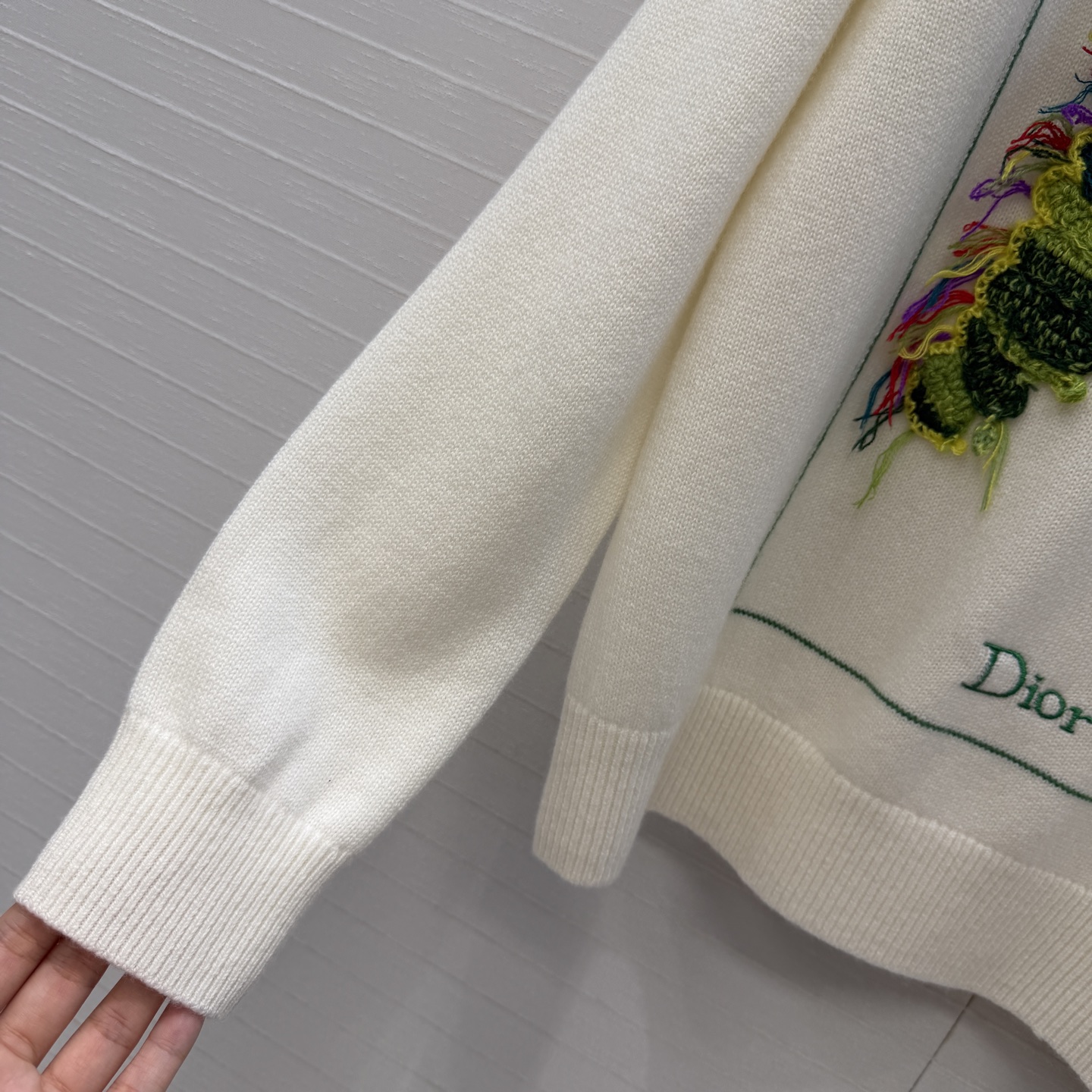 原单品质❤️MissD新品系列，《好饿的毛毛虫》联名系列刺绣羊绒毛衣，正面是经典绿色毛毛虫+复古方框刺绣工艺，童趣又高级