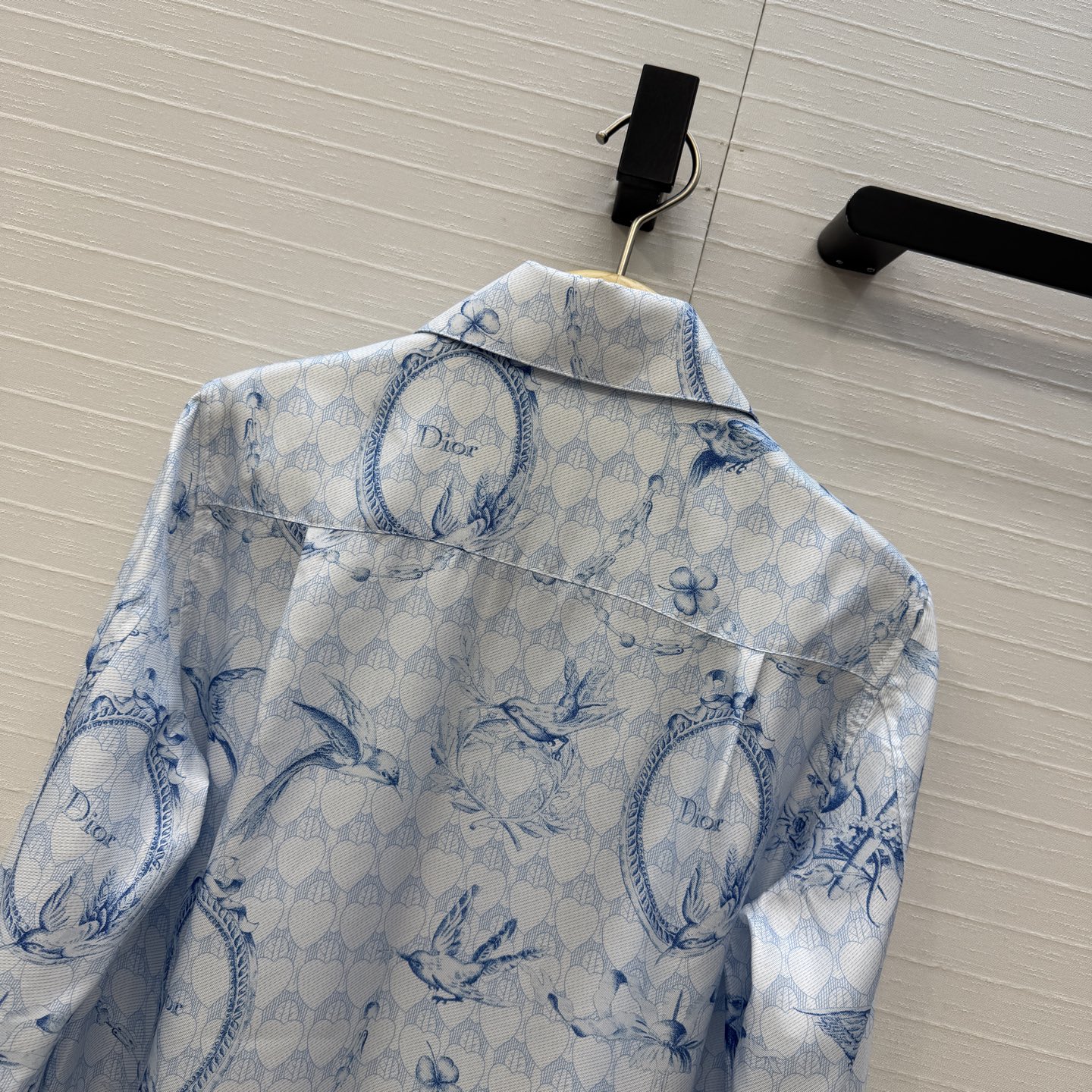 高端品质❤️D*新品七夕系列DiorColibri 图案印花真丝衬衫！100%真丝斜纹绸面料，经典小翻领宽松版型不挑人！