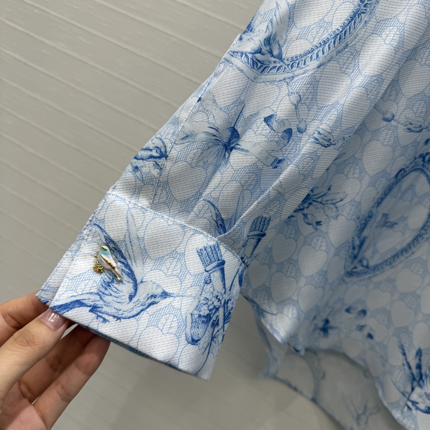 高端品质❤️D*新品七夕系列DiorColibri 图案印花真丝衬衫！100%真丝斜纹绸面料，经典小翻领宽松版型不挑人！