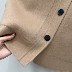 高端原单品质!H高智感穿搭!白富美必入马甲外套!26秋冬新品叠搭神器!纯手工制作双面尼羊绒马甲外套,天然牛角扣饰,简约休 高端原单品质!H高智感穿搭!白富美必入马甲外套!26秋冬新品叠搭神器!纯手工制作双面尼羊绒马甲外套,天然牛角扣饰,简约休