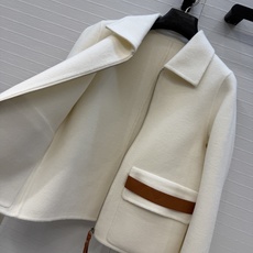 高端原单品质❤️H高智感穿搭!26秋冬新品,纯手工制作双面尼羊绒翻领夹克外套。100%羊皮手工油边皮条装饰口袋,简约高级 高端原单品质❤️H高智感穿搭!26秋冬新品,纯手工制作双面尼羊绒翻领夹克外套。100%羊皮手工油边皮条装饰口袋,简约高级