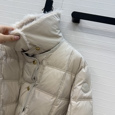 独家首发❤️杨幂同款Monc*秋冬新品, Cygnes菱形绗缝轻薄款羽绒服外套,毛领可拆卸。经典H版型演绎秋冬叠搭造型保 独家首发❤️杨幂同款Monc*秋冬新品, Cygnes菱形绗缝轻薄款羽绒服外套,毛领可拆卸。经典H版型演绎秋冬叠搭造型保