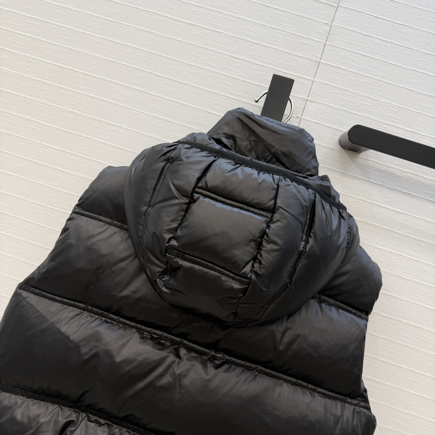 羽绒服主推款❤️原单品质Mo秋冬必入Fluidite黑标珠光银羽绒马甲，下摆橡筋拼接设计包裹感编，连帽插扣可拆卸！立领设