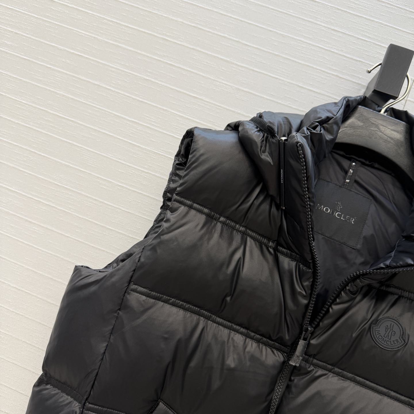 羽绒服主推款❤️原单品质Mo秋冬必入Fluidite黑标珠光银羽绒马甲，下摆橡筋拼接设计包裹感编，连帽插扣可拆卸！立领设