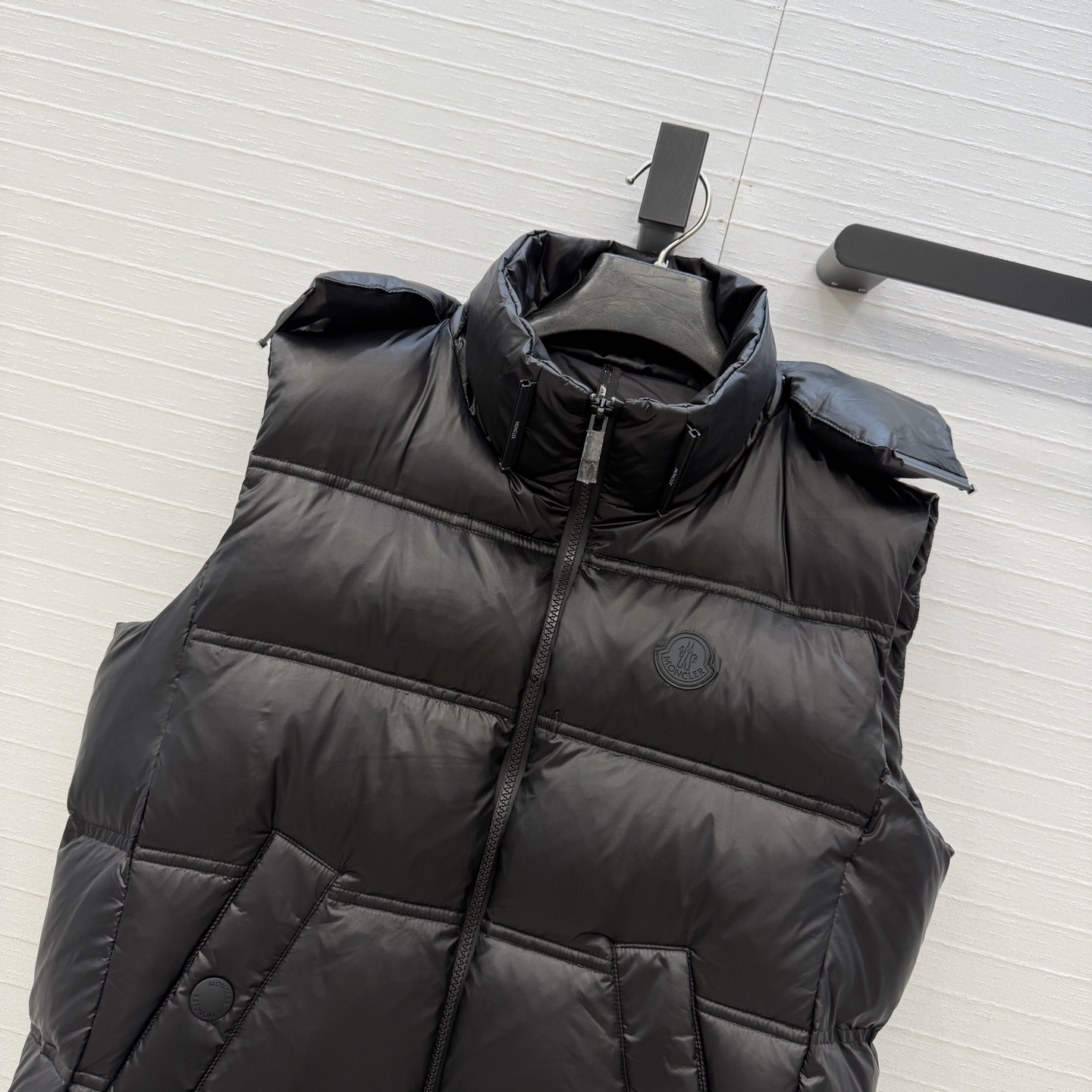 羽绒服主推款❤️原单品质Mo秋冬必入Fluidite黑标珠光银羽绒马甲，下摆橡筋拼接设计包裹感编，连帽插扣可拆卸！立领设