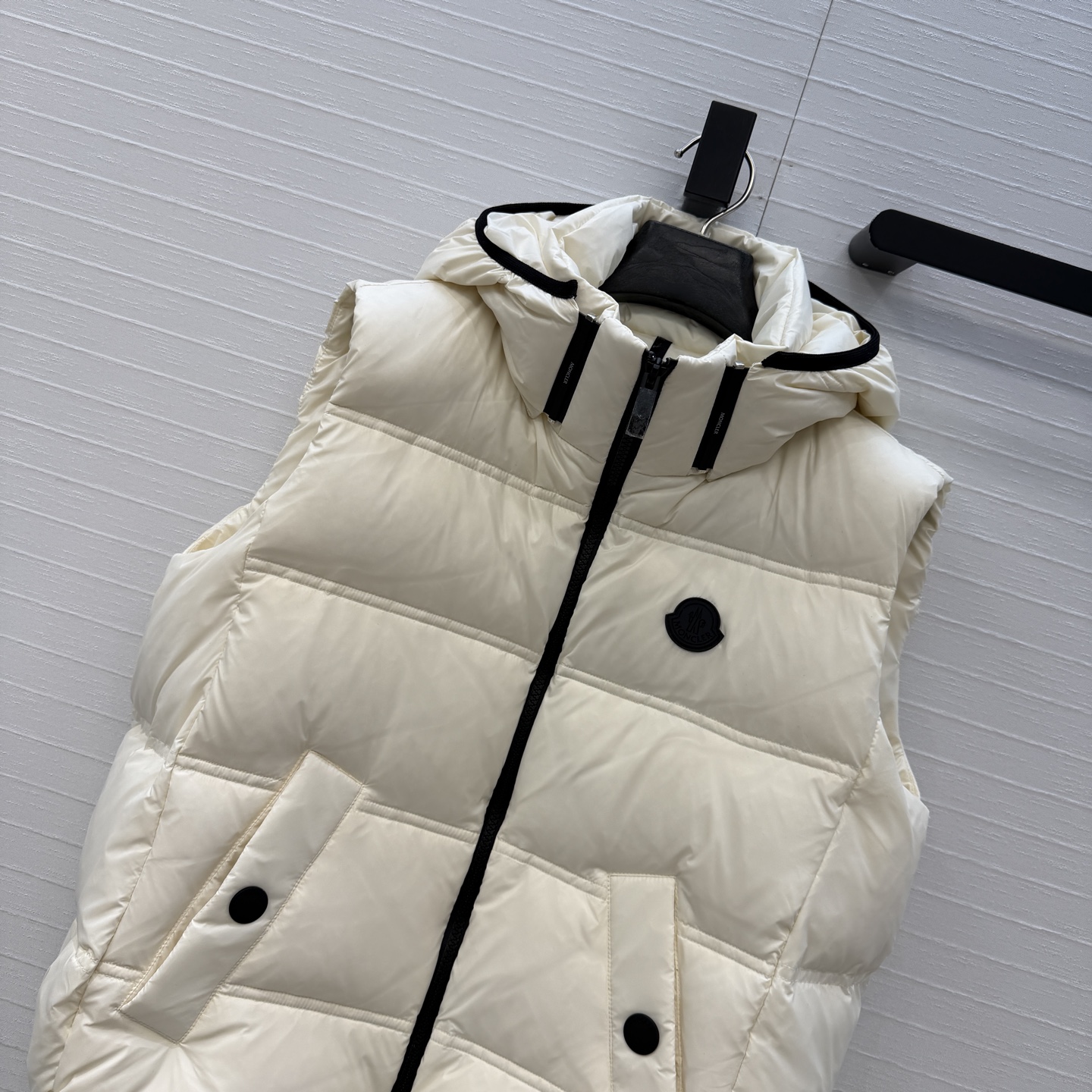 羽绒服主推款❤️原单品质Mo秋冬必入Fluidite黑标珠光银羽绒马甲,下摆橡筋拼接设计包裹感编,连帽插扣可拆卸!立领设 羽绒服主推款❤️原单品质Mo秋冬必入Fluidite黑标珠光银羽绒马甲,下摆橡筋拼接设计包裹感编,连帽插扣可拆卸!立领设