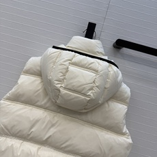 羽绒服主推款❤️原单品质Mo秋冬必入Fluidite黑标珠光银羽绒马甲,下摆橡筋拼接设计包裹感编,连帽插扣可拆卸!立领设 羽绒服主推款❤️原单品质Mo秋冬必入Fluidite黑标珠光银羽绒马甲,下摆橡筋拼接设计包裹感编,连帽插扣可拆卸!立领设