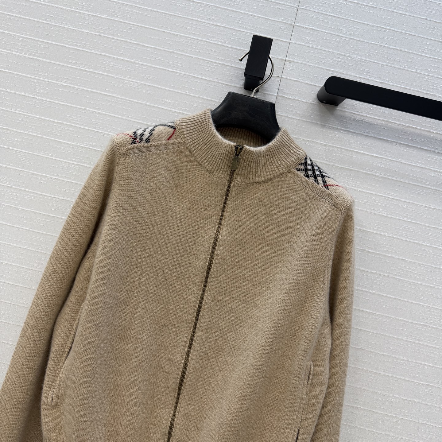 高端原单品质，❤️Bur*新品苏格兰格纹减龄学院风穿搭。气质立领开衫拉链羊绒毛织外套，气质叠搭神器。双织密针工艺羊绒纱线