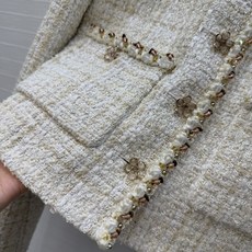 独家首发❤️高端品质控❤️coco高定手工花朵水晶天然石织带。王炸款!米金调肌理感羊毛编织花呢面料绝美!致敬经典的千金风 独家首发❤️高端品质控❤️coco高定手工花朵水晶天然石织带。王炸款!米金调肌理感羊毛编织花呢面料绝美!致敬经典的千金风