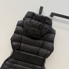 羽绒服主推款❤️原单品质Mo秋冬必入黑标Melia连帽收腰羽绒马甲,插扣腰带可拆卸!勾勒出柔美线条。细节低调但不失精致。 羽绒服主推款❤️原单品质Mo秋冬必入黑标Melia连帽收腰羽绒马甲,插扣腰带可拆卸!勾勒出柔美线条。细节低调但不失精致。