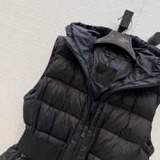 羽绒服主推款❤️原单品质Mo秋冬必入黑标Melia连帽收腰羽绒马甲,插扣腰带可拆卸!勾勒出柔美线条。细节低调但不失精致。 羽绒服主推款❤️原单品质Mo秋冬必入黑标Melia连帽收腰羽绒马甲,插扣腰带可拆卸!勾勒出柔美线条。细节低调但不失精致。