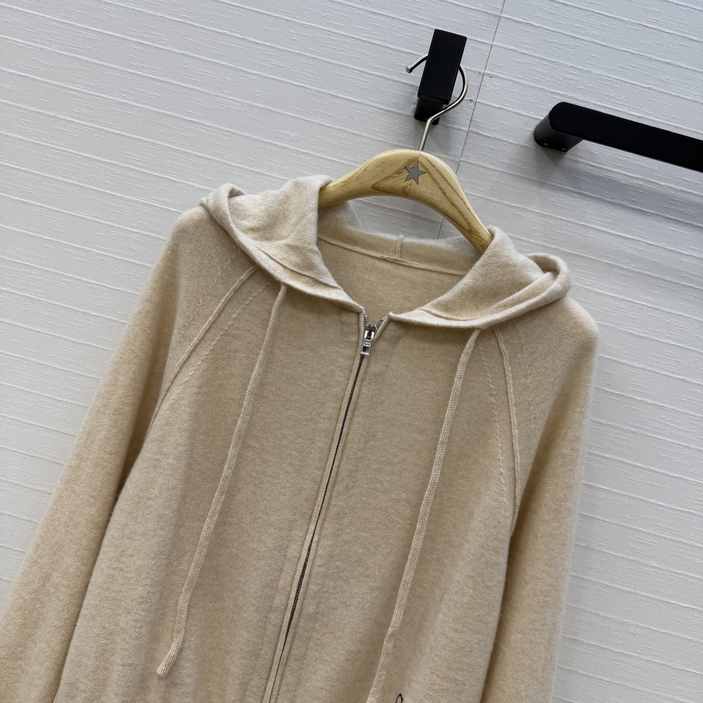 高端原单品质🖤MissD限定系列，羊绒连帽拉链针织外套！⚠️白富美必入！简约高级单品，经典百搭版型气质优雅减龄少女风。搭