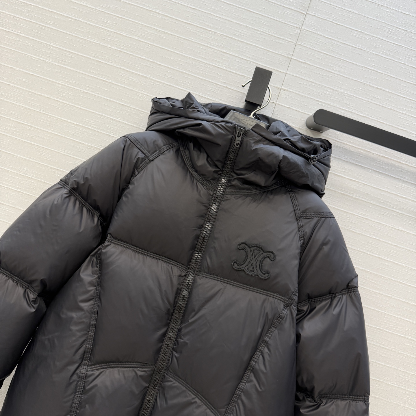 强烈推荐❤️CEL*NE秋冬新品！凯旋门刺绣连帽羽绒服外套。经典夹克🥯面包服高级感满满的。进口90白鸭鹅填充！简约帅气的
