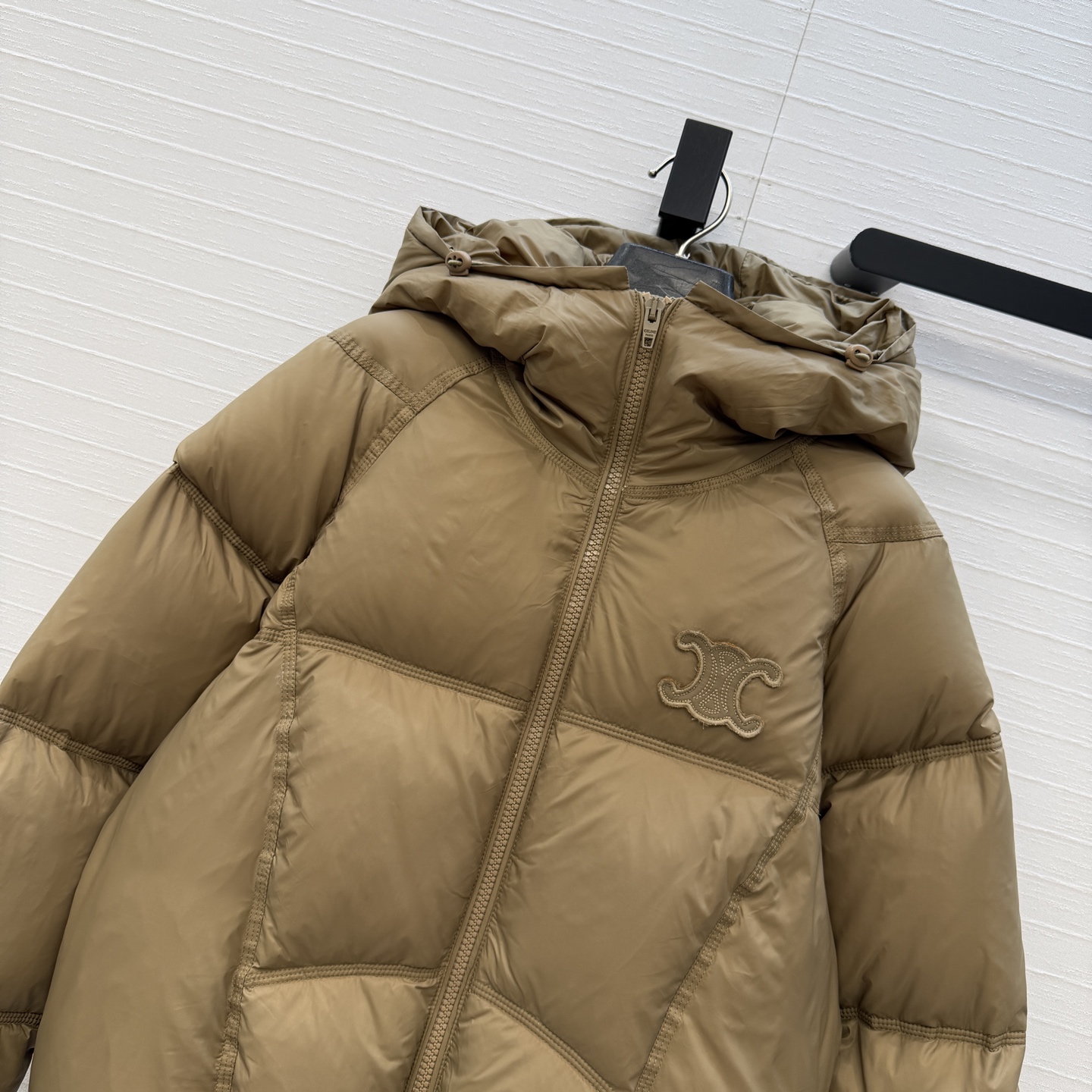 强烈推荐❤️CEL*NE秋冬新品！凯旋门刺绣连帽羽绒服外套。经典夹克🥯面包服高级感满满的。进口90白鸭鹅填充！简约帅气的