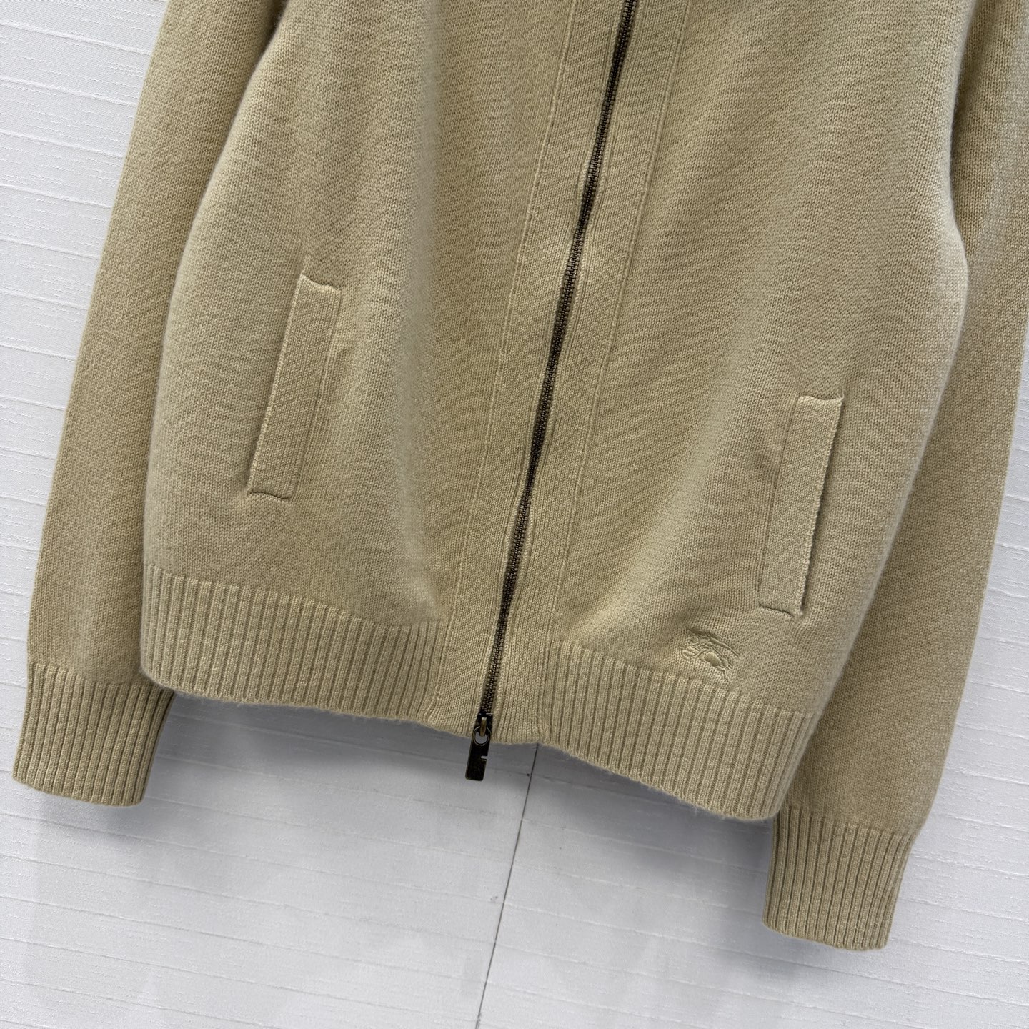 高端原单品质，❤️Bur*新品气质立领开衫拉链羊绒毛织夹克，气质叠搭神器。双织密针工艺羊绒纱线舒适质感无敌赞！极简气质随